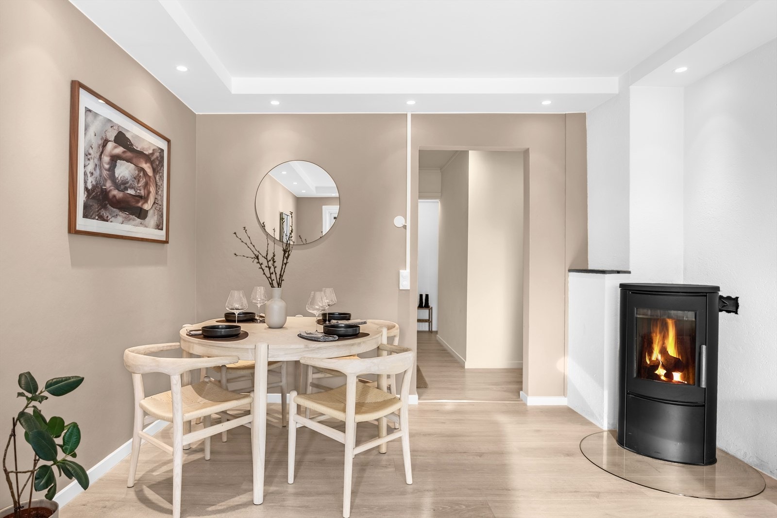 I 2021 ble stuen oppgradert med nytt laminatgulv, lister, panelovn og alle overflater malt. Galleribilde