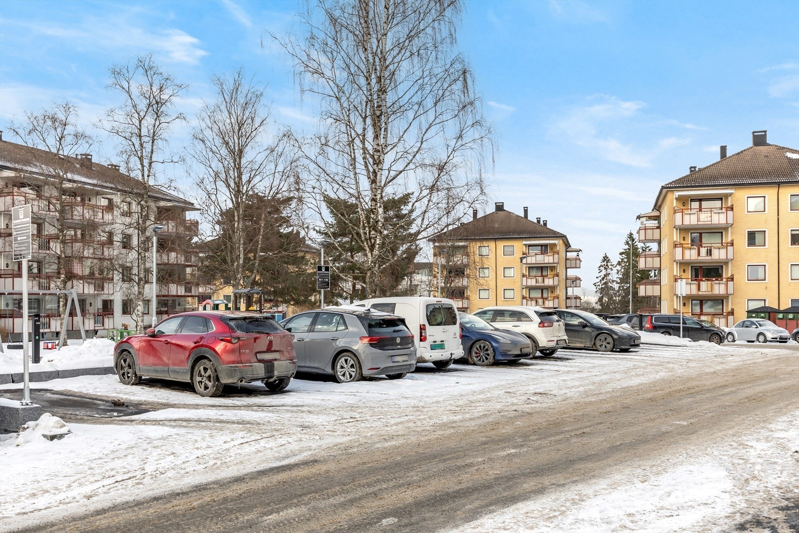 Borettslaget har 168 parkeringsplasser for utleie etter venteliste. Ladestasjon for EL-biler ved Nylænde 17 og Østerlisvingen 4 6 driftskontoret for avtale.
De fleste parkeringsplasser vil ha infrastruktur for lading i løpet av 2025. Galleribilde