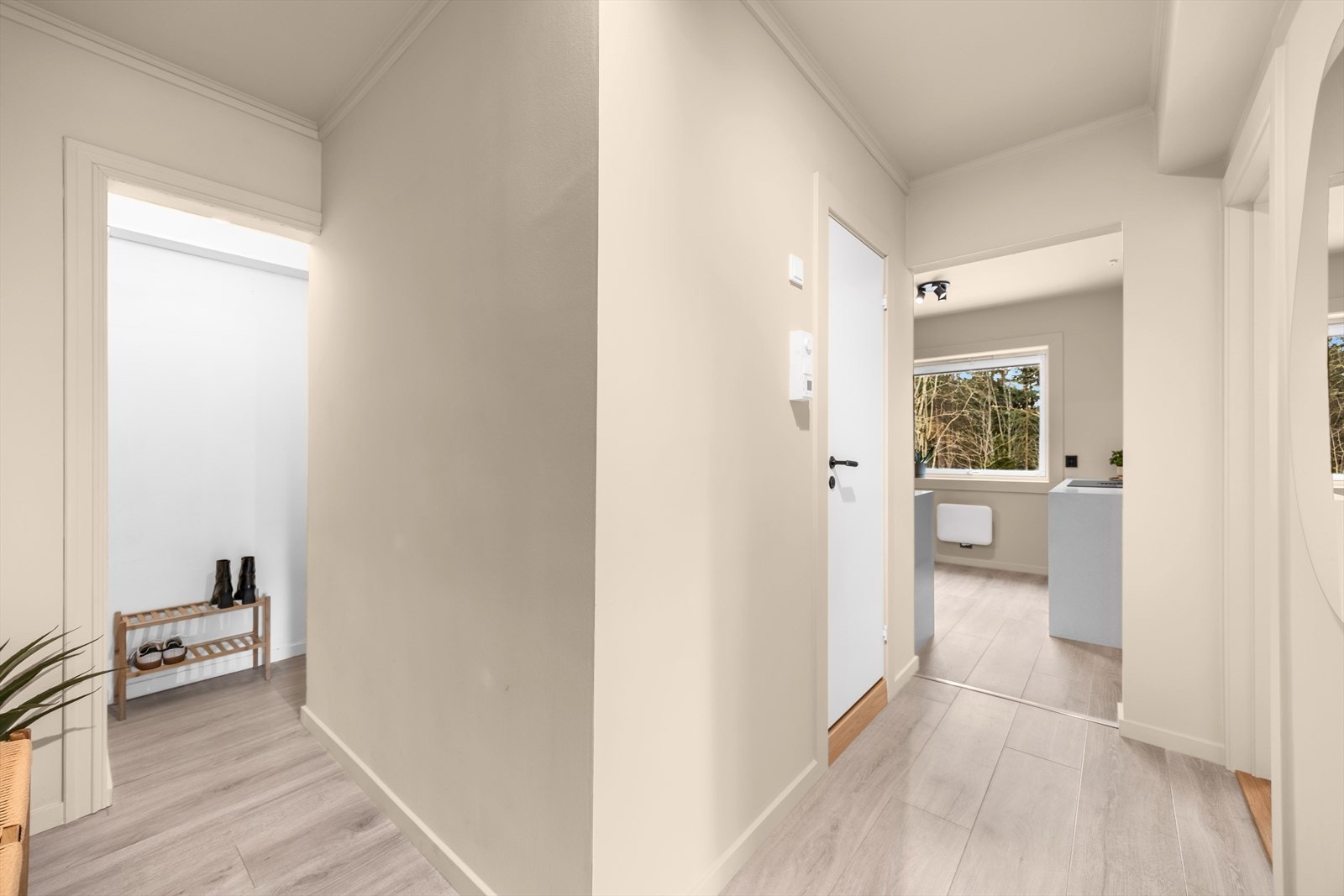 Innbydende entre med flotte laminatgulv, lister og malte overflater fra 2021. Galleribilde