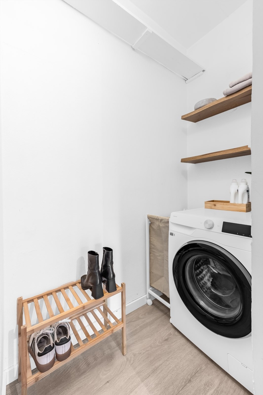 Her er det plass til å henge fra seg yttertøy, samt praktisk kott innredet med hyller og opplegg for vaskemaskin. Galleribilde