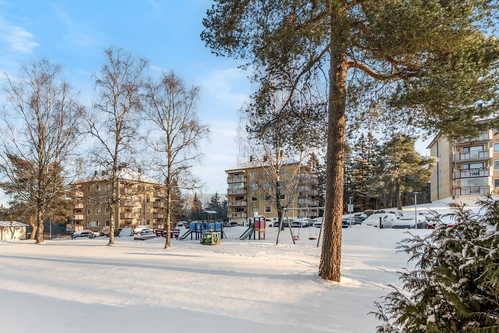 Hyggelig grøntareal rett ved siden av med lekeplass og sittegruppe. Galleribilde