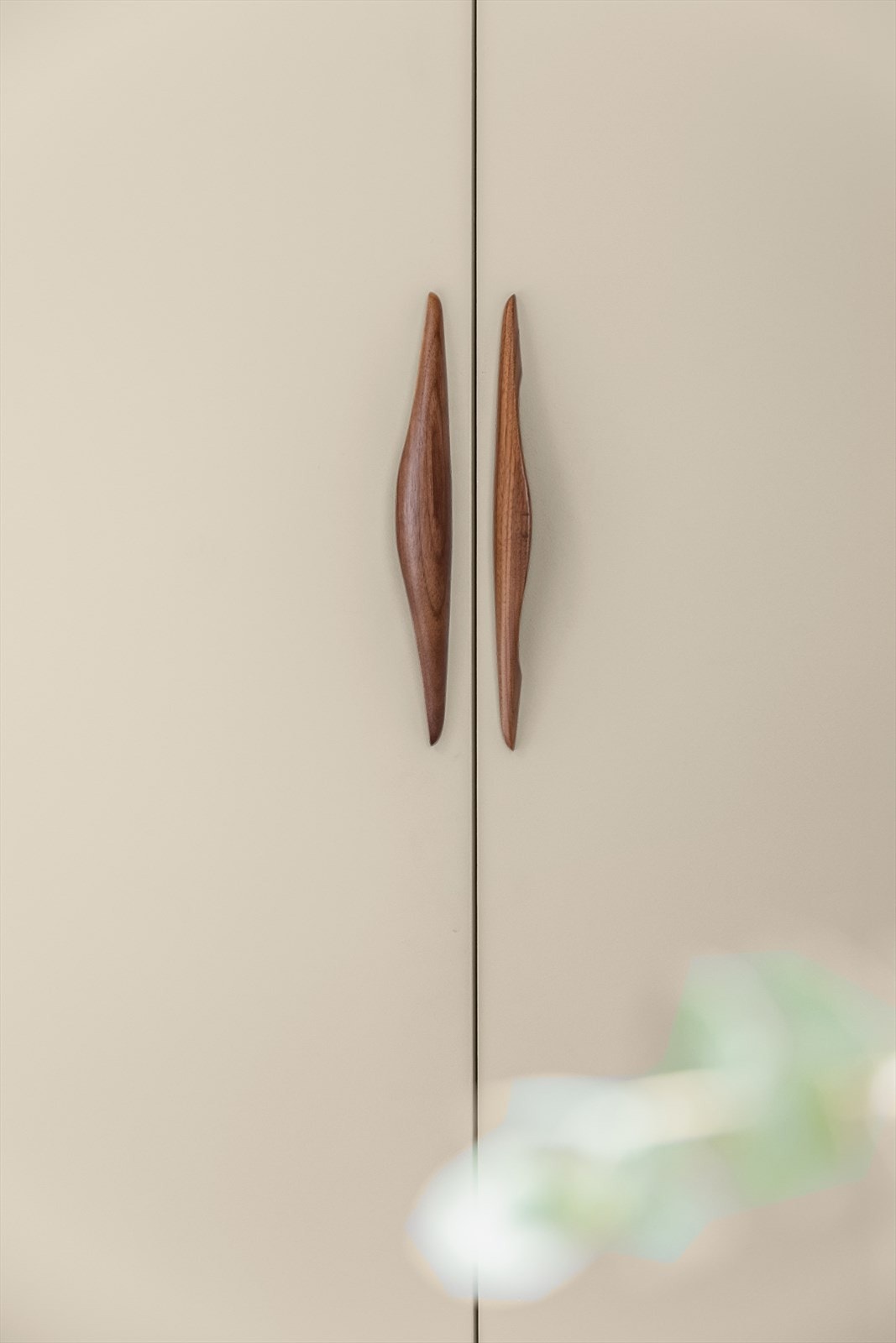 Soverommet har er malt i beige overflater med fine detaljer i valnøtt. Galleribilde