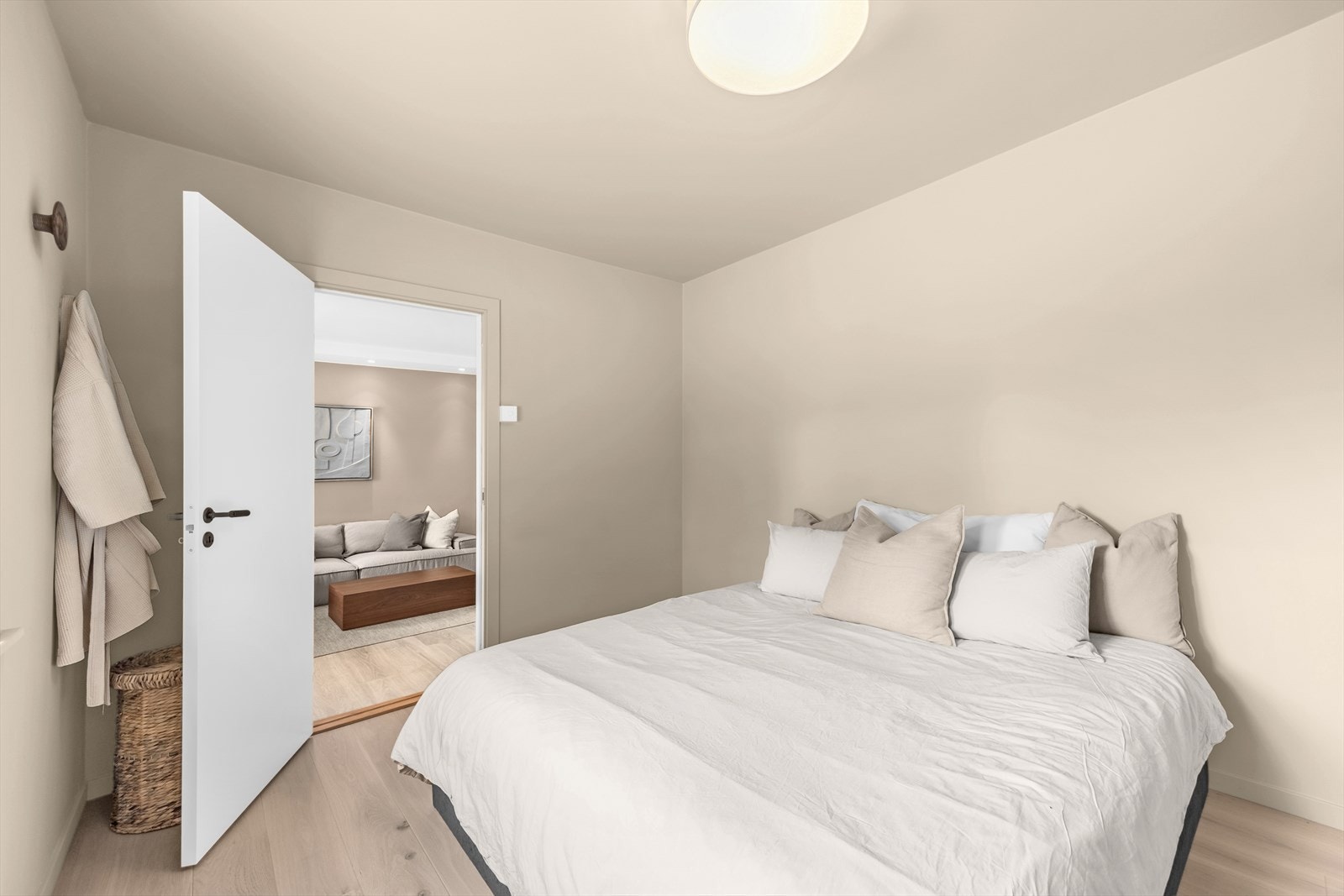 Begge soverommene ble oppgradert betydelig i 2024 med flott 1-stavs parkett i fargen cappucino, lister, maling av overflater, panelovn, rullegardin, dør, lysbryter og stikkontakt. Galleribilde