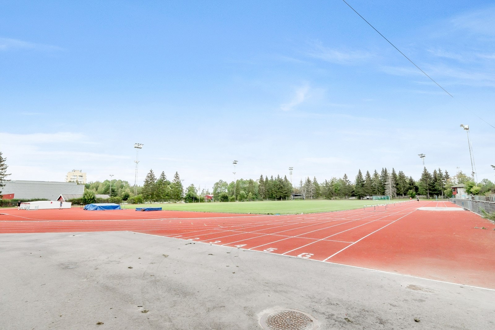 Lambertseter stadium og svømmehall. Det finnes etablerte idrettsforeninger i bydelen innen fotball, håndball, friidrett, bryting og svømming. Galleribilde