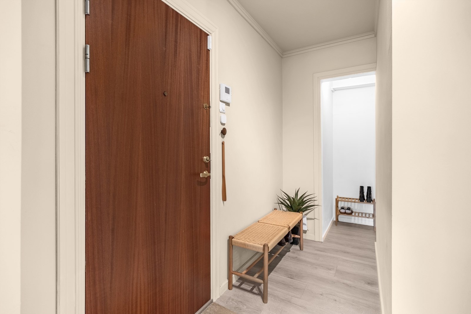 Det er lyd- og brannklassifisert entredør med kikkehull. For ekstra lagring disponerer boligen to kjellerboder og en loftsbod. Galleribilde