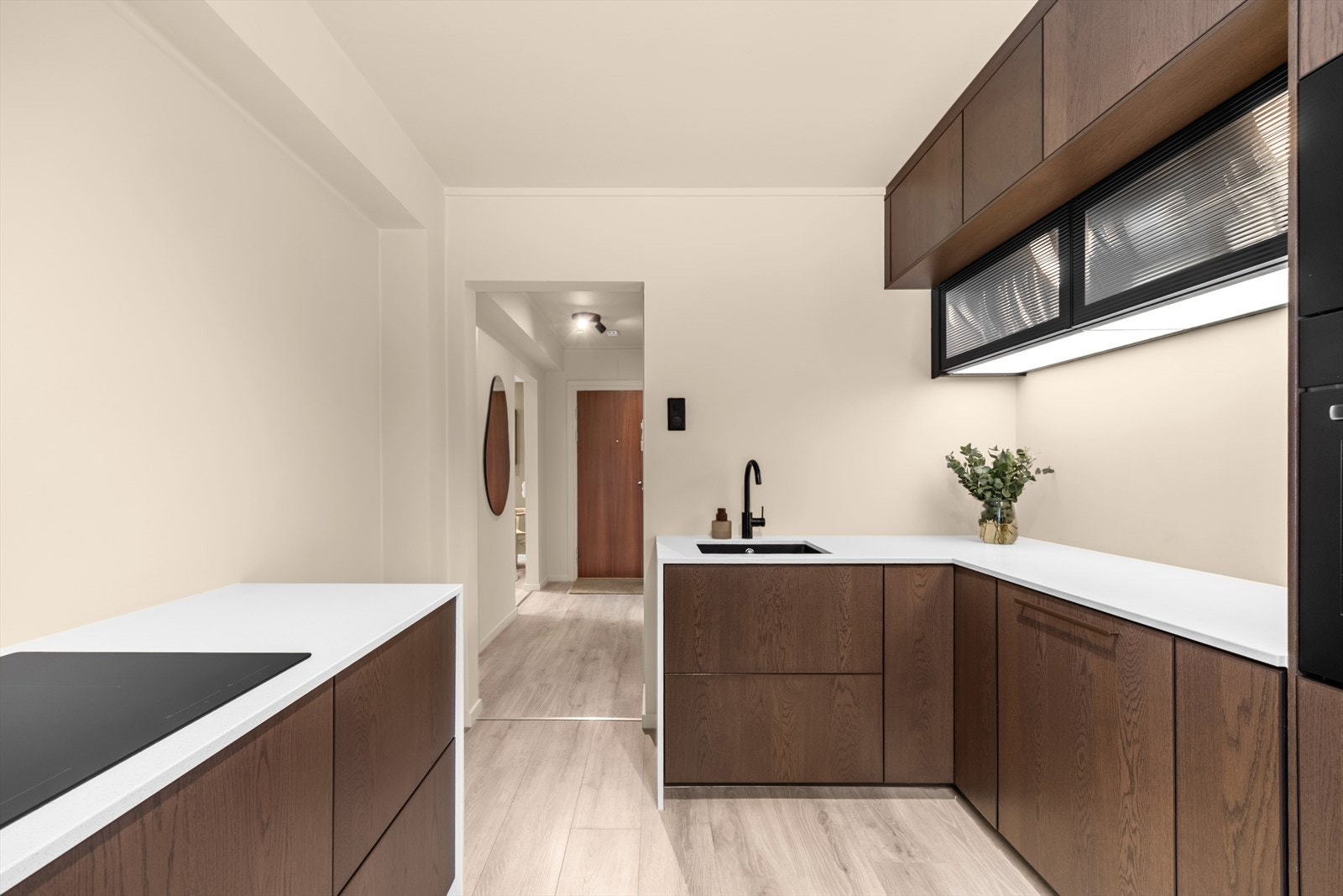 Et luftig kjøkken med takhøy skapinnredning. Galleribilde