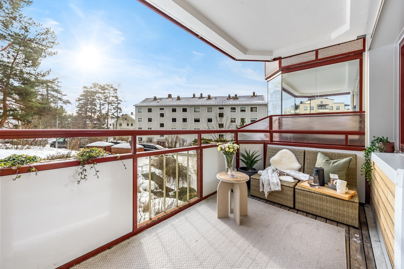 Fra stuen er det utgang til en sydvendt overbygget balkong på ca. 7 m². Galleribilde