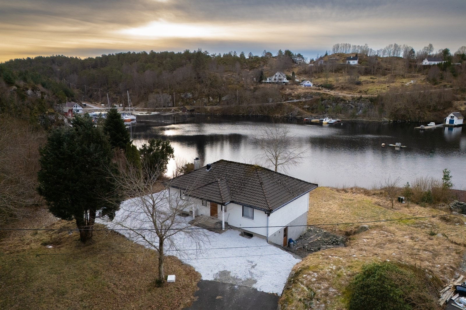 Velkommen til Bjånesøyvegen 67 - Enebolig med stor tomt, tilgang til sjø og rikelig med muligheter! Foto: @herrfotograf.no (Trond Reksten) Galleribilde