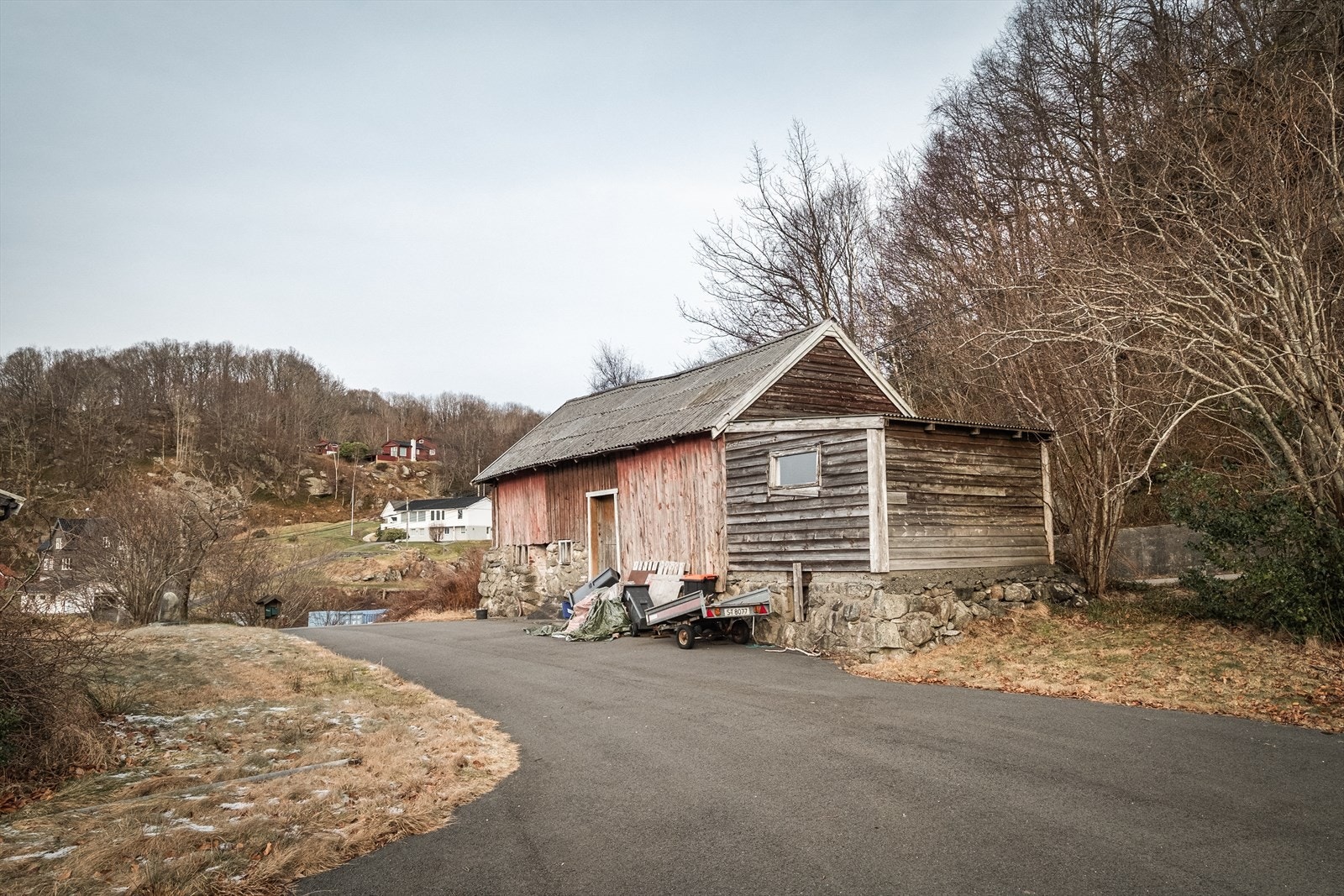 Eldre låve i dårlig forfatning på eiendommen Galleribilde