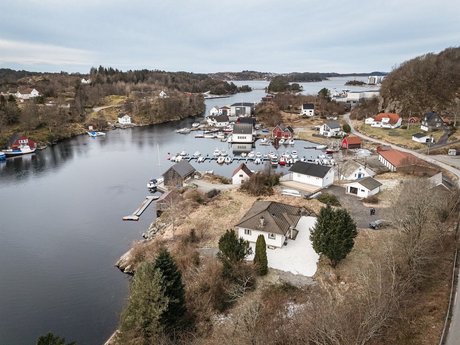 Eiendommen ligger i maritime omgivelser noe få minutters spasertur unna Storebø, hvor man finner skole, barnehage og servicetilbud Galleribilde