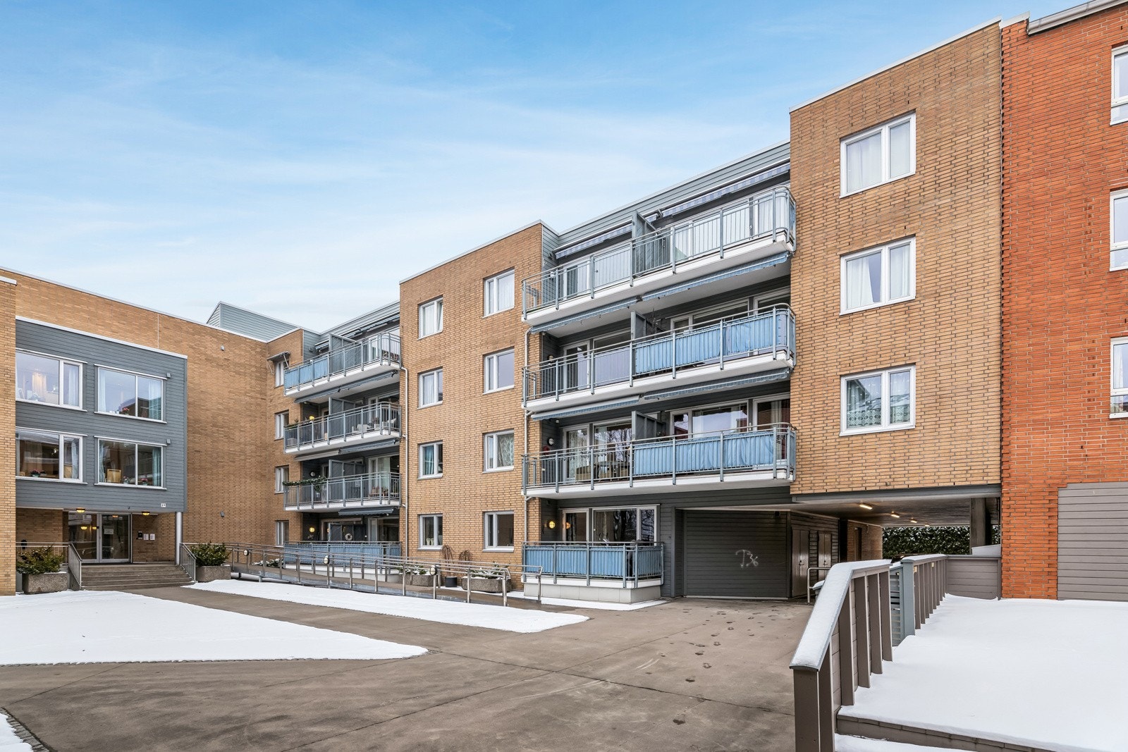 Velkommen til Midtløkken II og leilighet 341. En lys leilighet i 3 etasje vendt mot hyggelig atrium Galleribilde