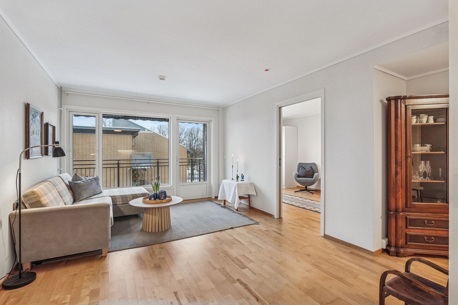 Lys stue med utgang til balkong Galleribilde