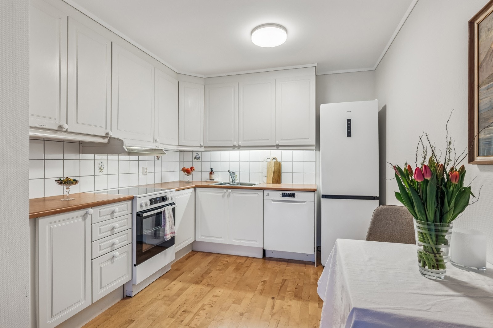 Kjøkken hvor hvitevarer medfølger Galleribilde