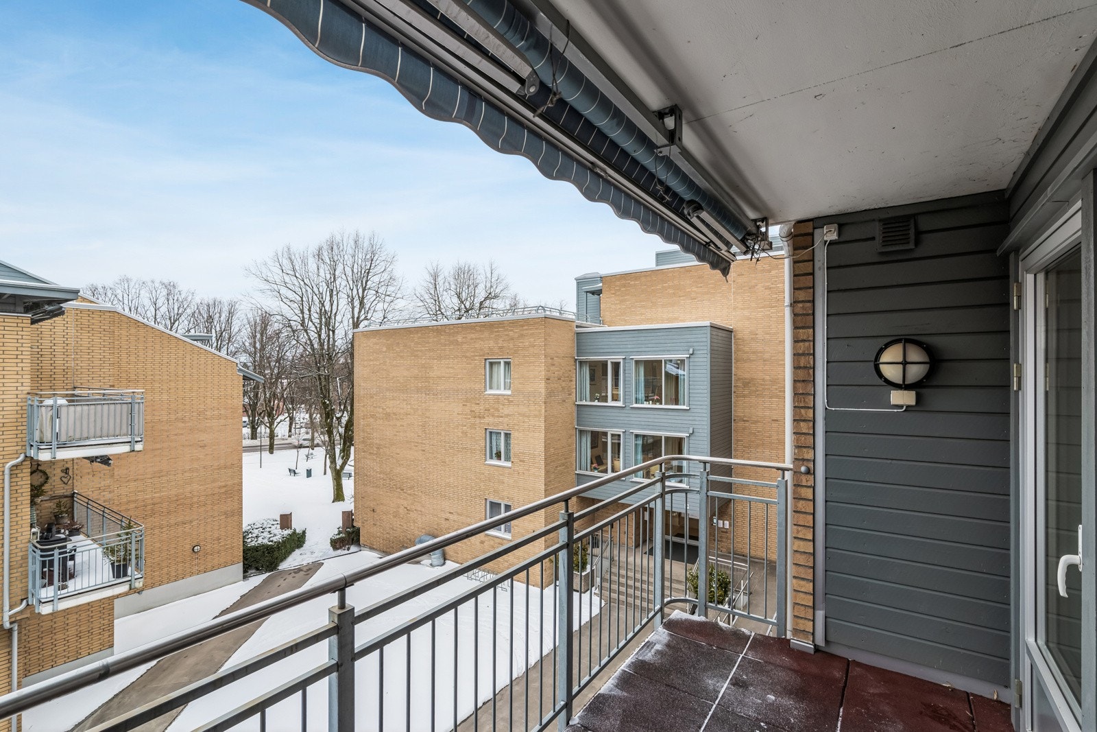 Balkong vendt mot atrium. Gløtt til sprutparken Galleribilde