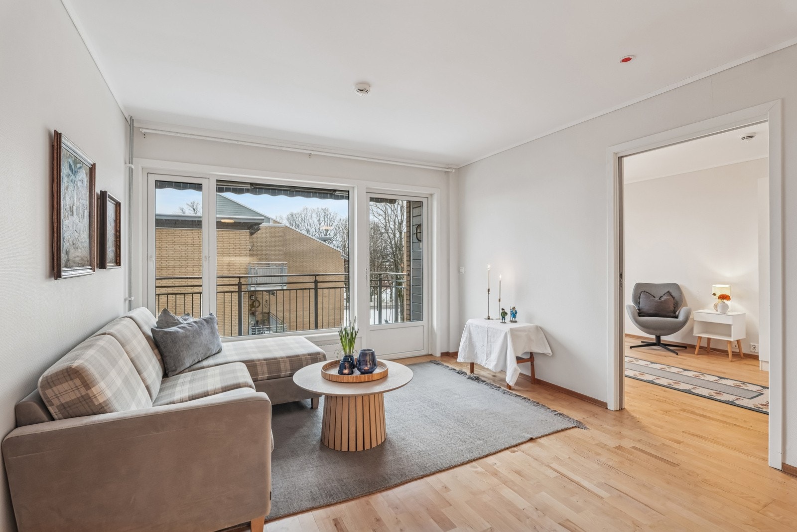 Stue med god plass til sofagruppe Galleribilde