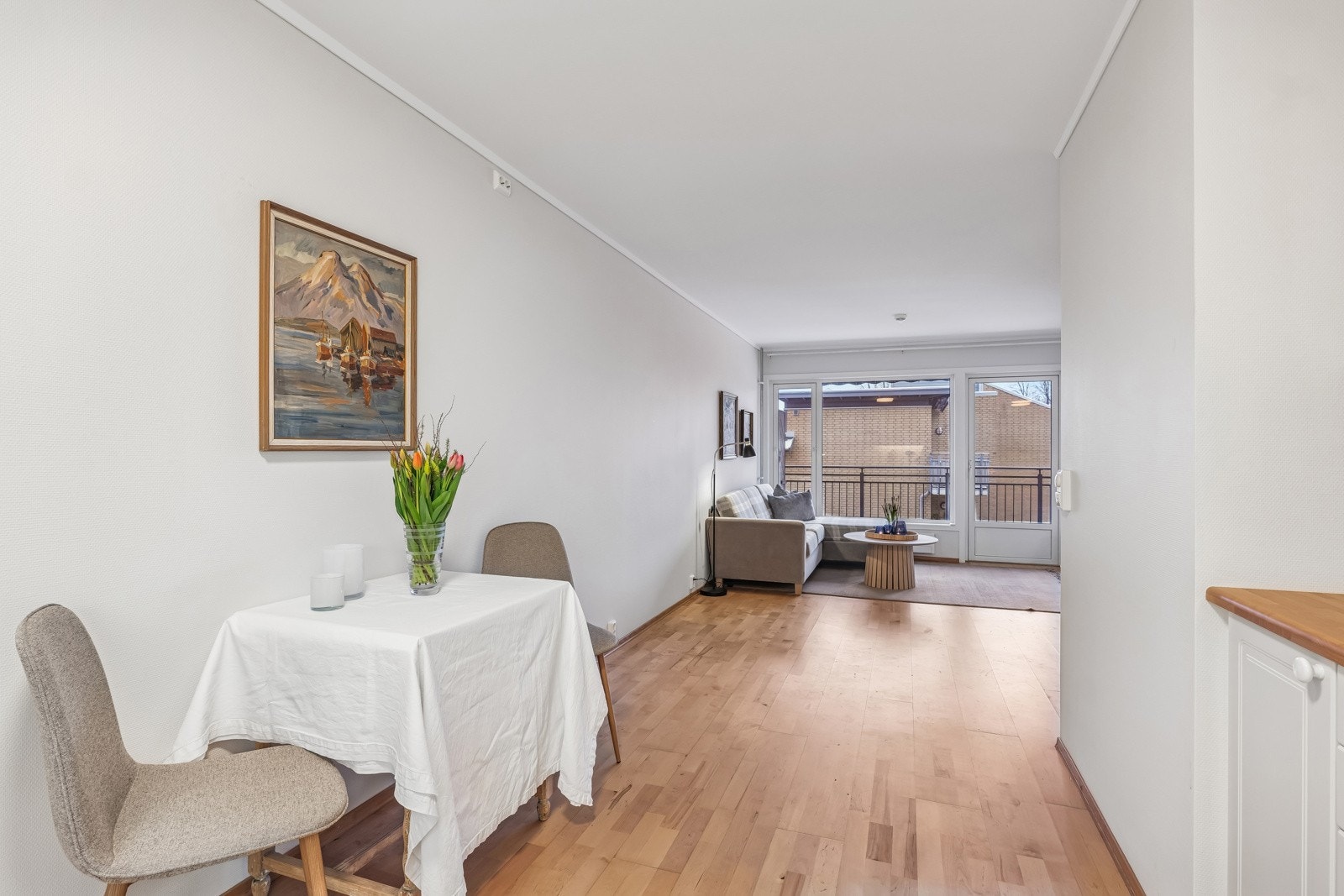 Det er plass til spisebord ved kjøkken Galleribilde