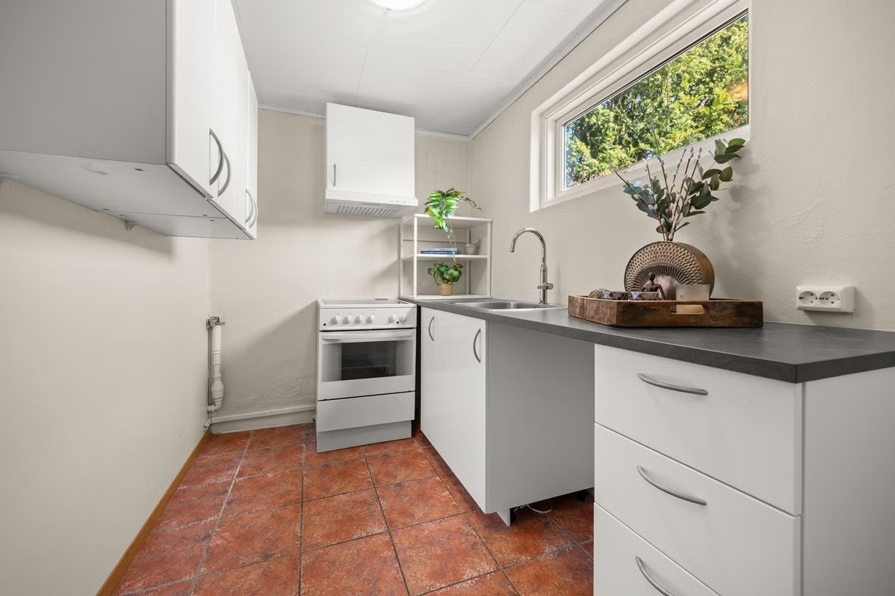 Kjøkken. Oppvaskmaskin, vaskemaskin og kjøleskap vil bli installert snart. Galleribilde