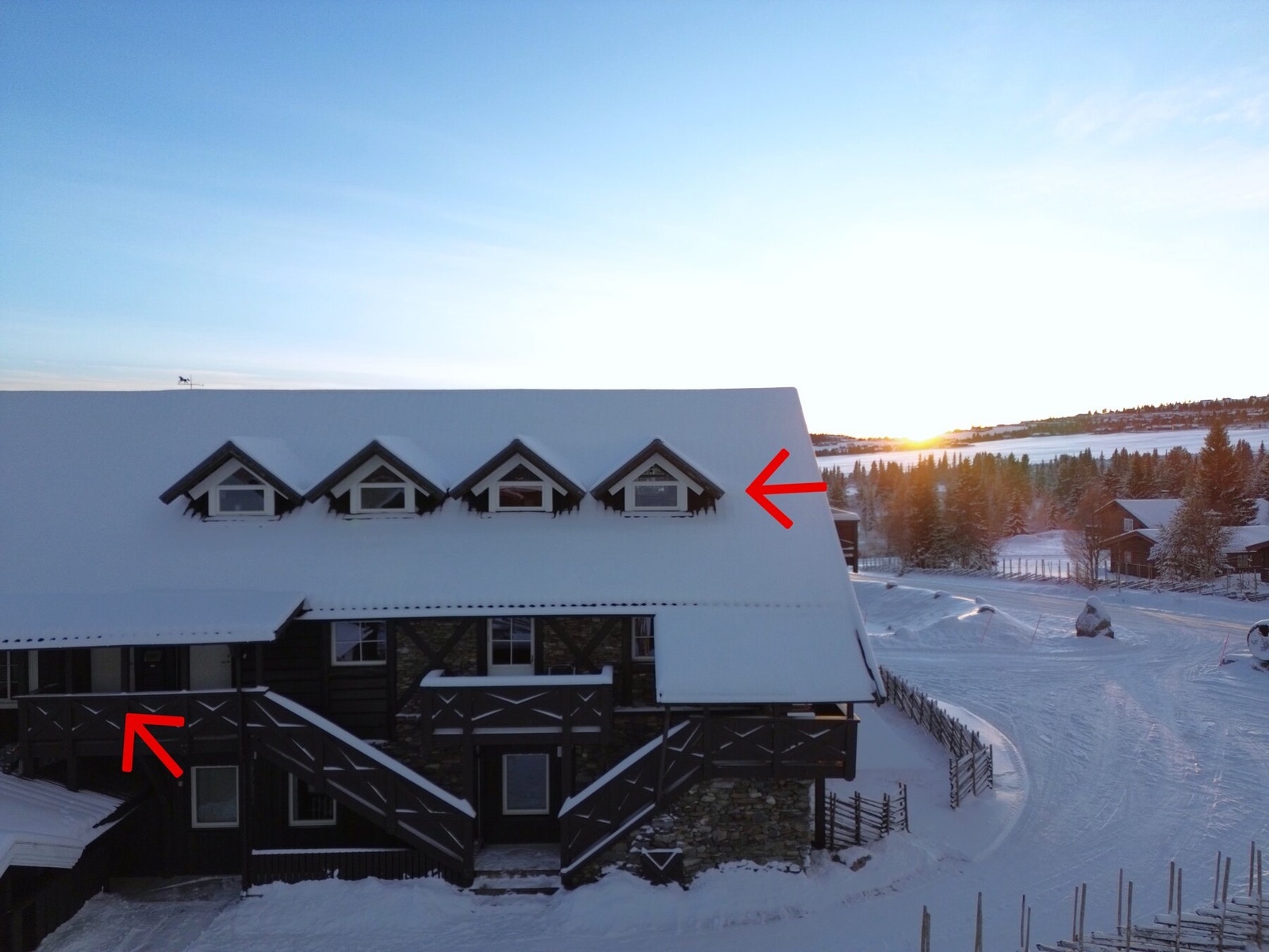 Leiligheten har adkomst fra byggets 2. etasje. Galleribilde