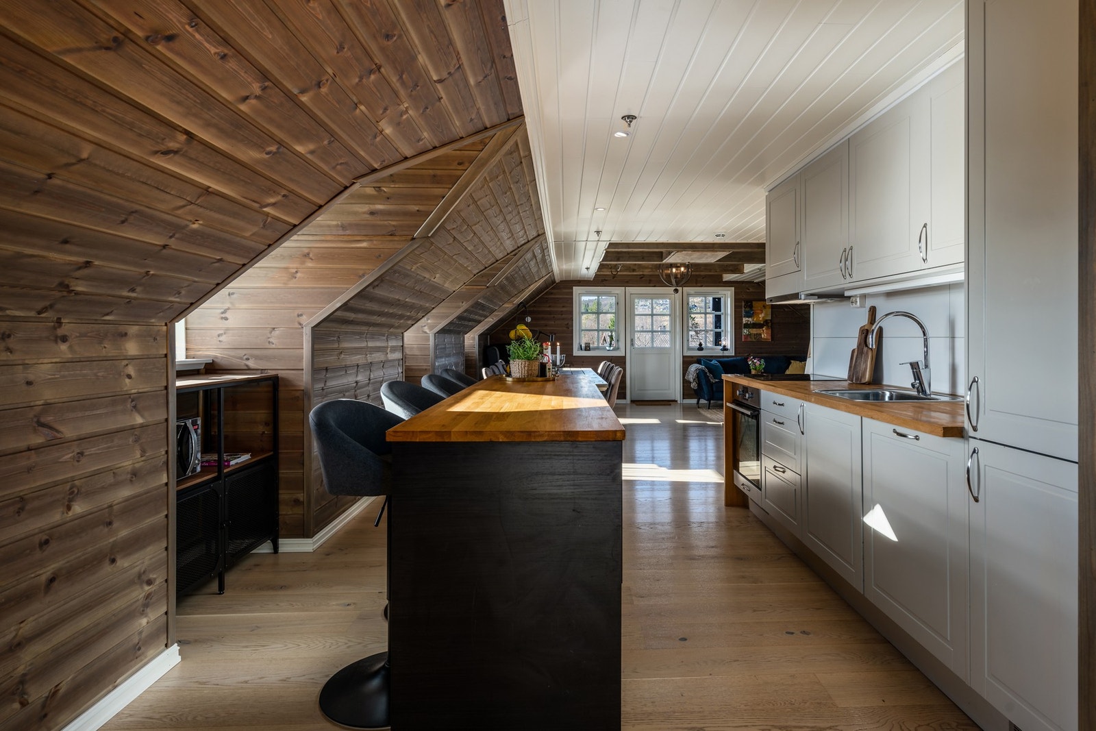 Flott kjøkkeninnredning med heltre benkeplate og integrerte hvitevarer. Galleribilde