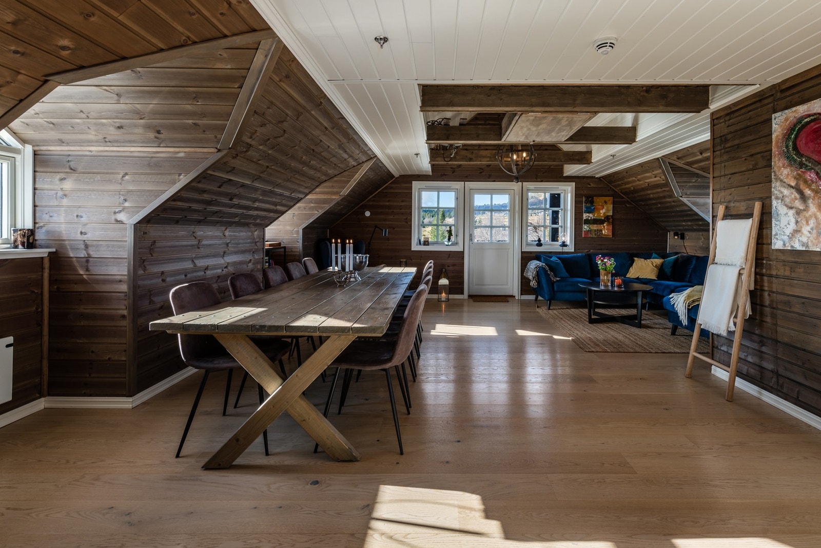 Kjøkkenet og stuen utgjør et svært romslig og hyggelig rom! Galleribilde