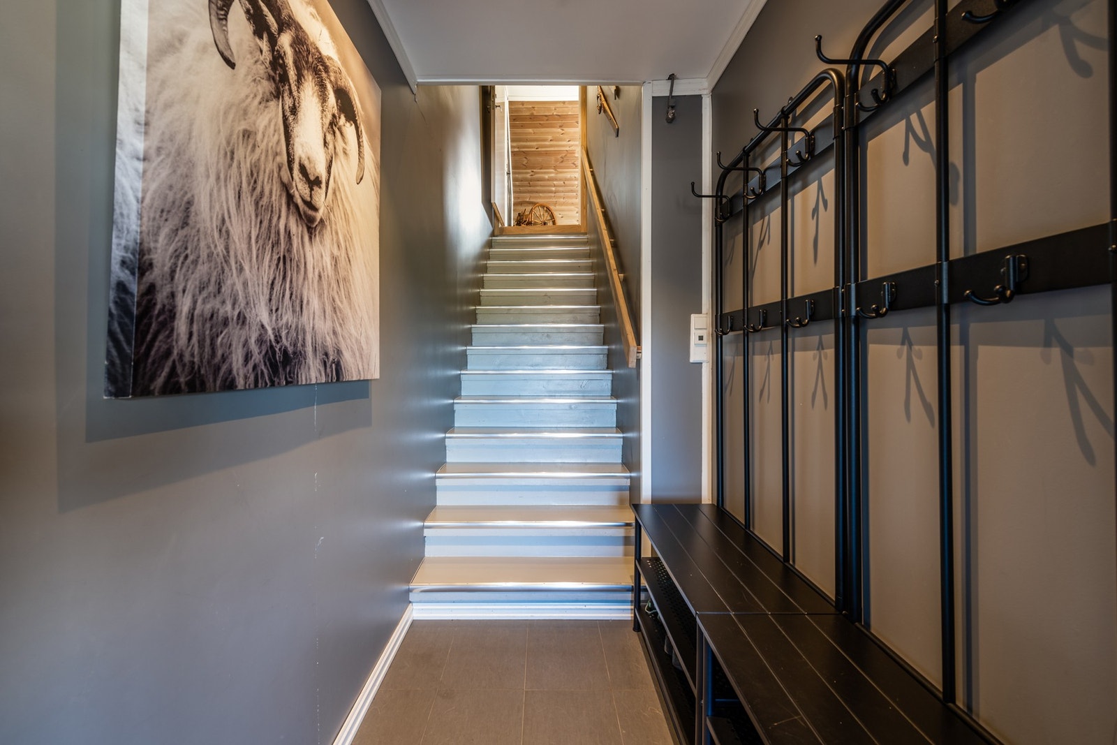 Velkommen inn! Innbydende entré med god plass til å henge fra seg yttertøyet. Galleribilde