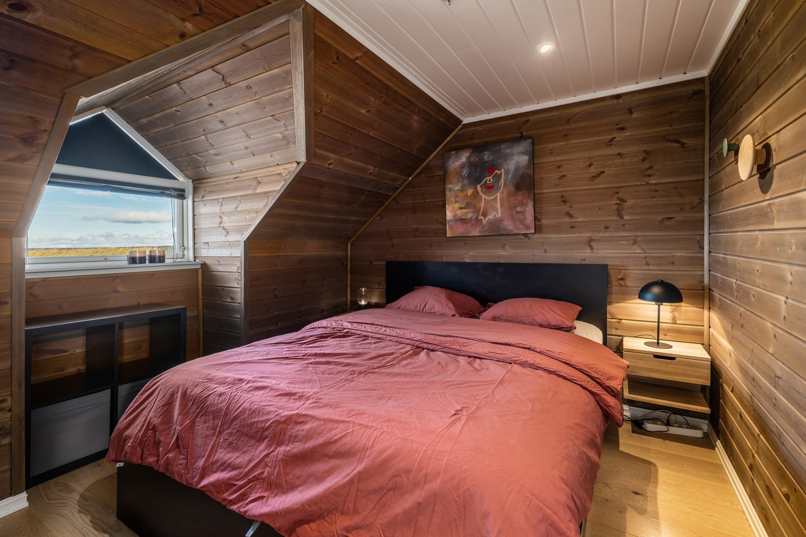 Hovedsoverom med god plass til dobbeltseng og tilhørende møblement. Galleribilde