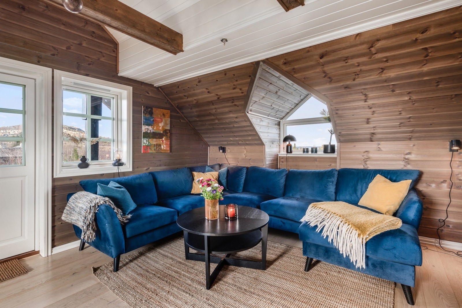 Koselig sofahjørne hvor det er godt å lande etter en dag med uteaktiviteter. Galleribilde