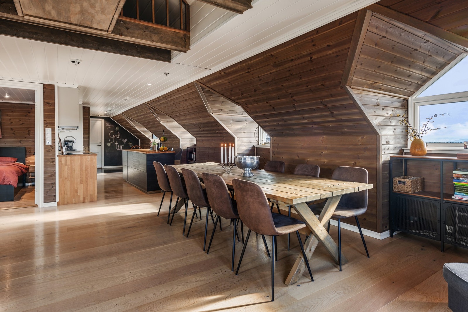 Stor spisegruppe med plass til å samle familie og venner. Galleribilde