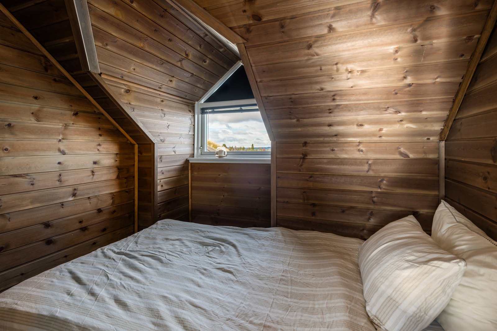 Hovedsoverom med god plass til dobbeltseng og tilhørende møblement. Galleribilde