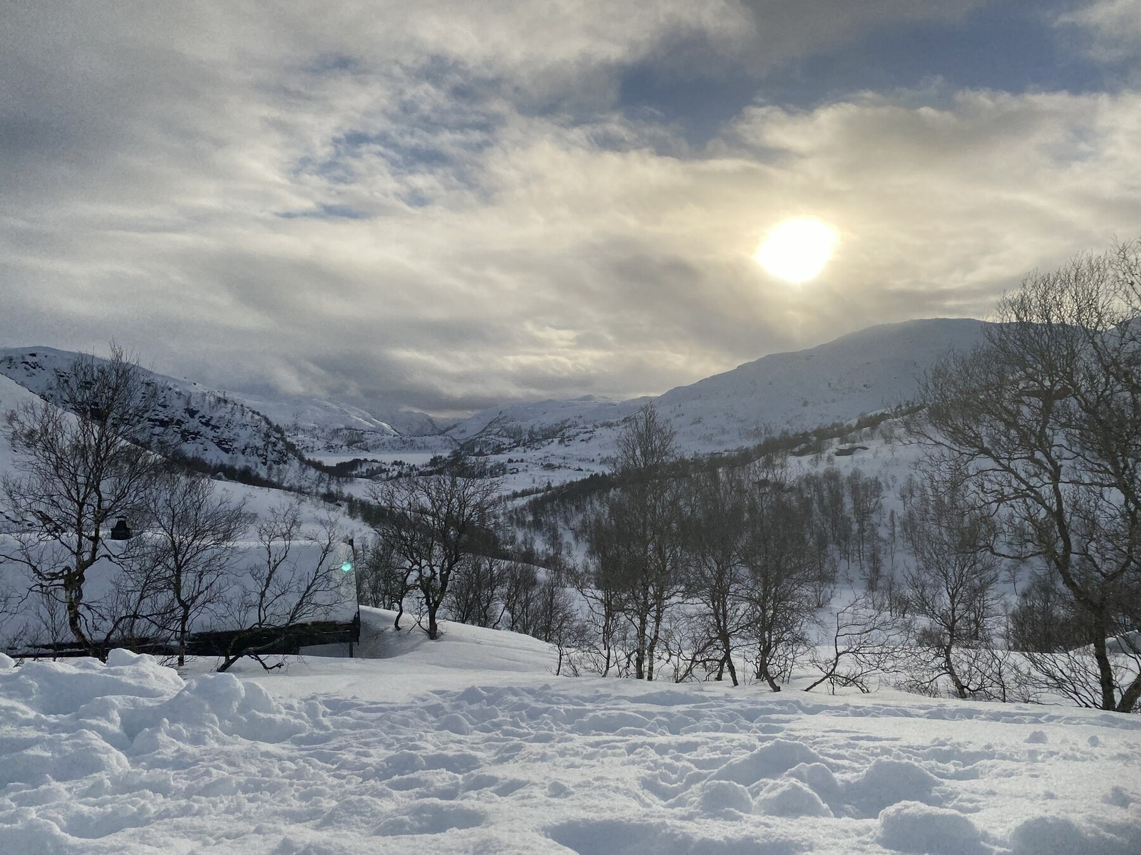 - Eiendommen besitter både flott skue og ypperlige solforhold - Galleribilde