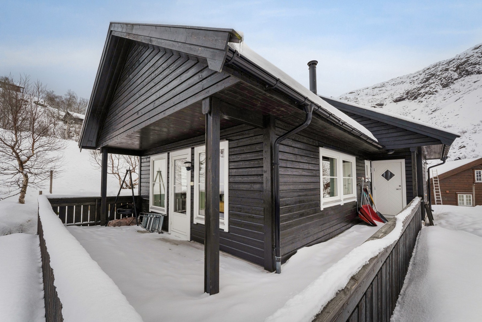 - Fra stuen er det tilkomst til terrassen - Galleribilde