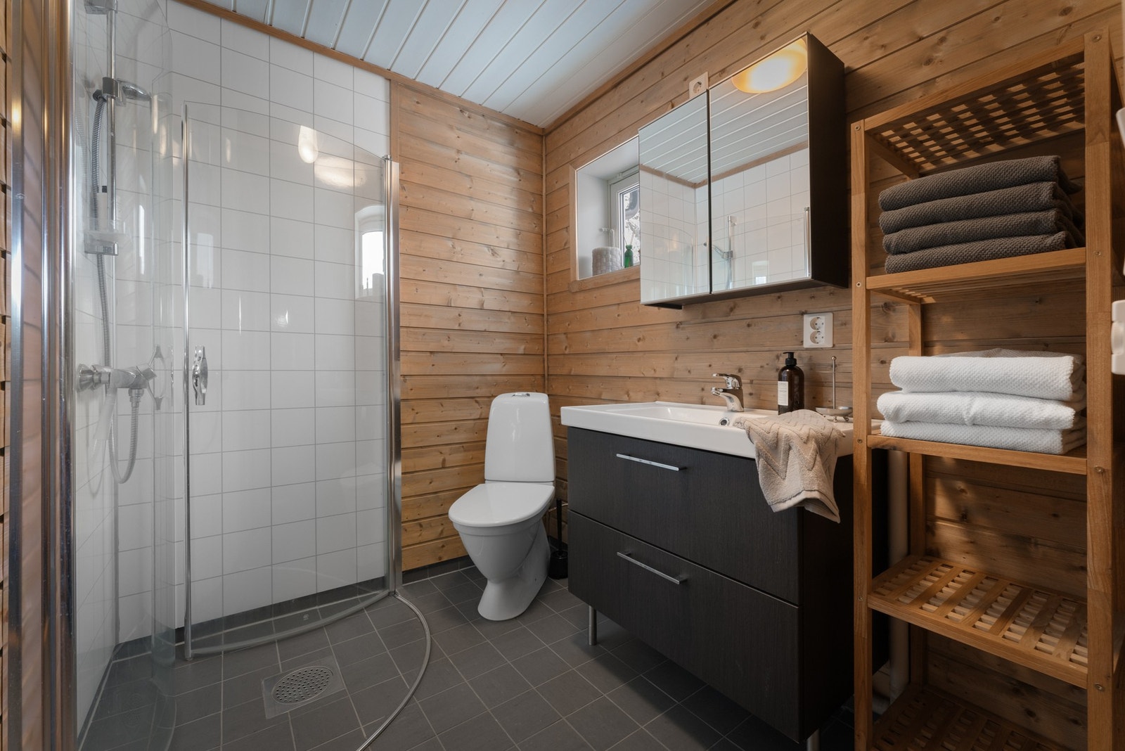 - Badet måler 3,55 kvm - Galleribilde