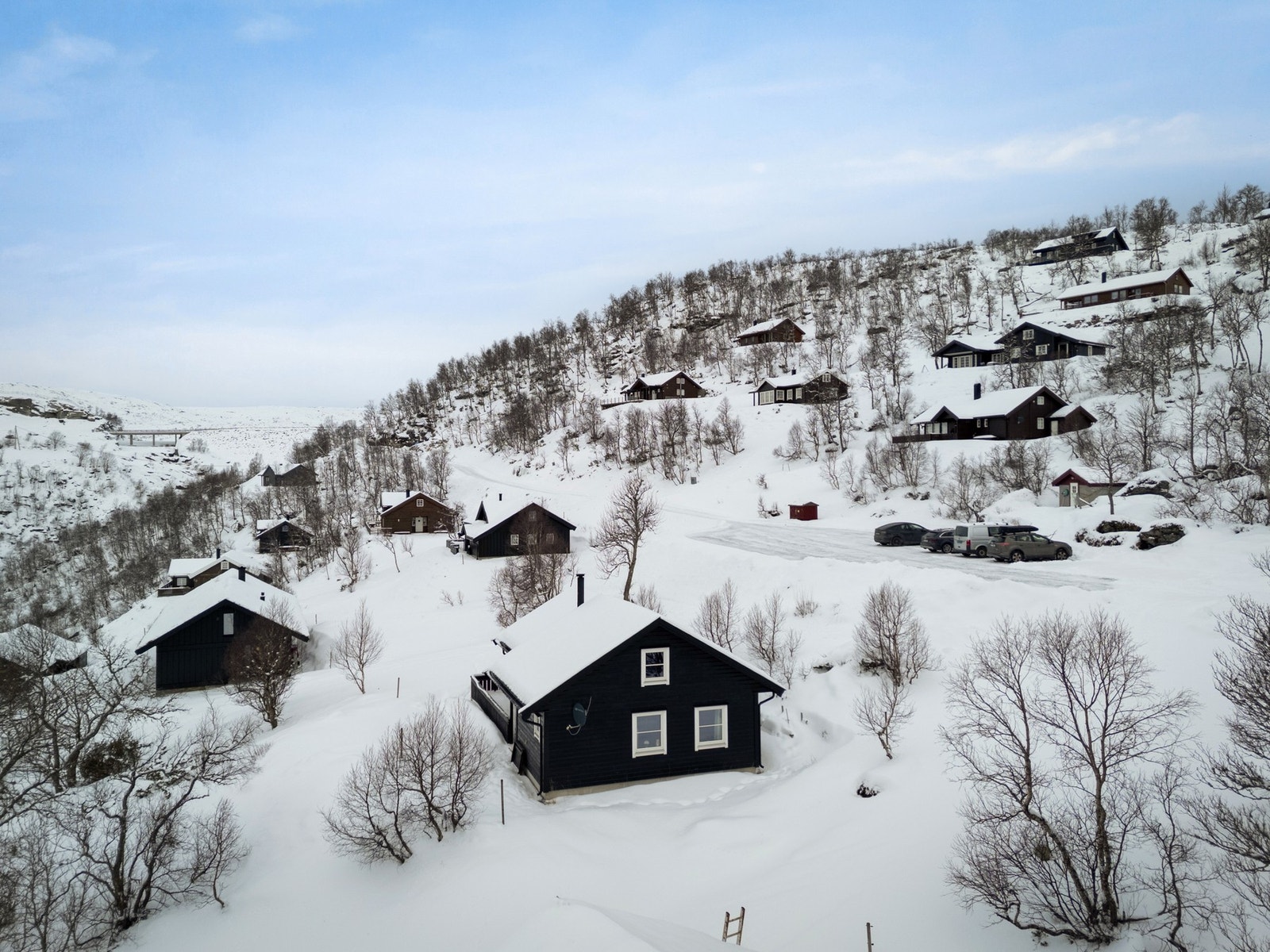 - Det er mulig å kjøre helt opp til hytten på sommertid - Galleribilde