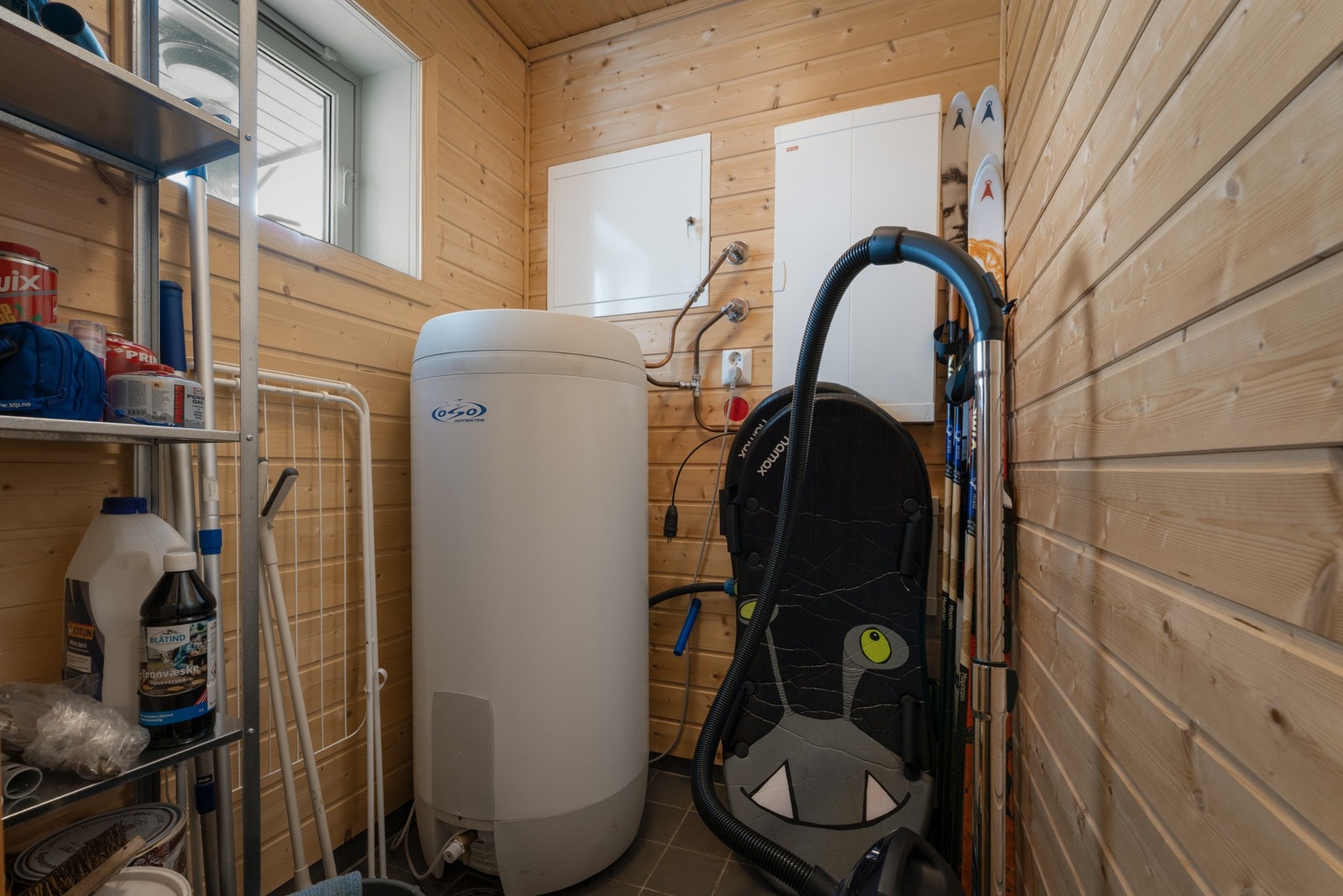 - Hyttens vaskerom har opplegg for vaskemaskin - Galleribilde