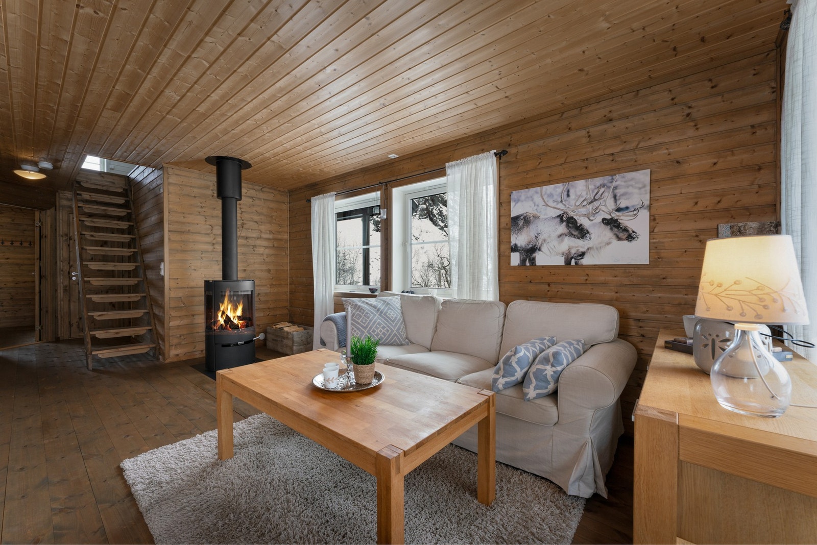 - Fra stuen er det trapp/stige til hyttens hems - Galleribilde