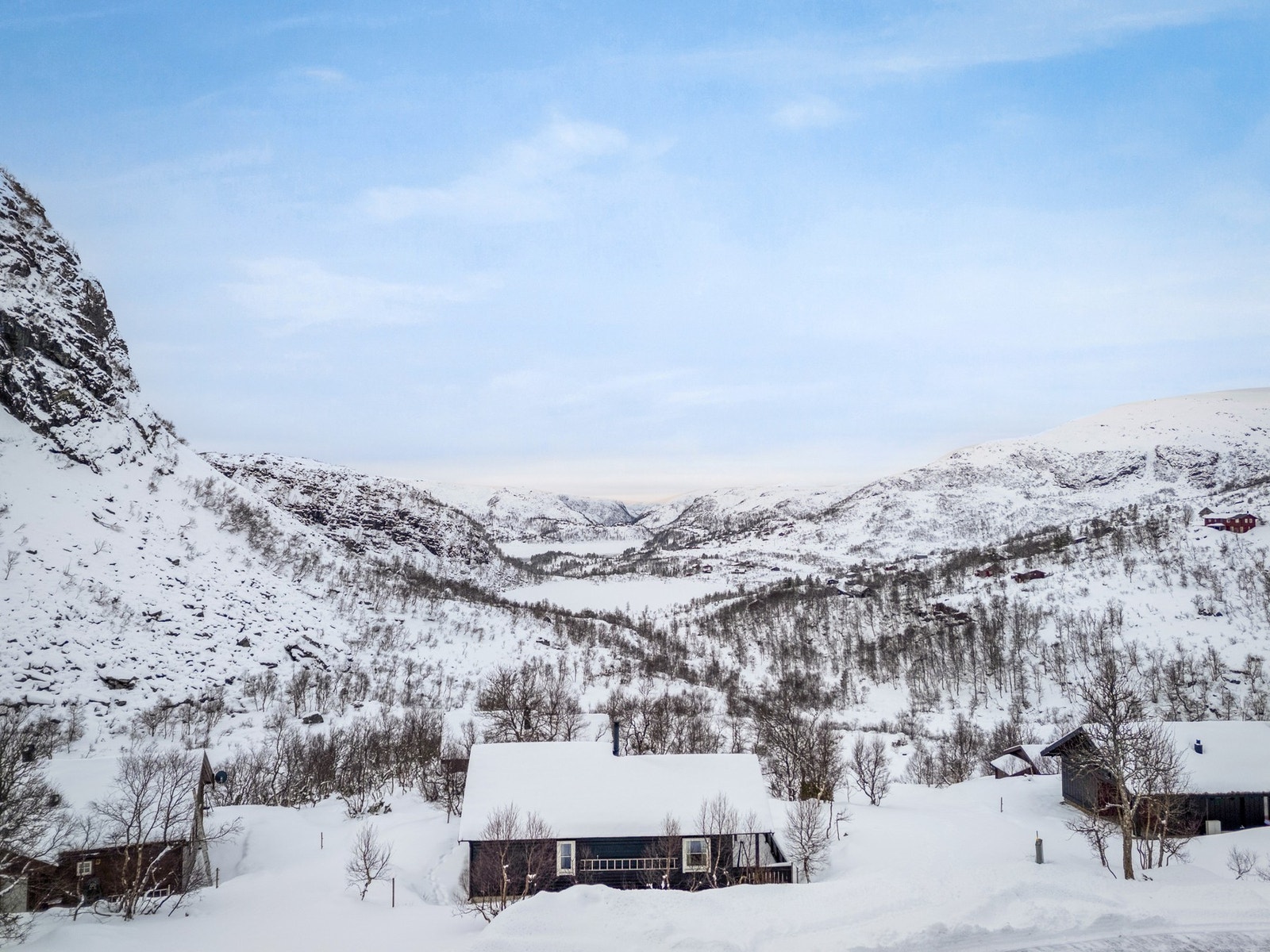 - En hytte i naturskjønne omgivelser med turområder, fiskemuligheter og skianlegg like ved - Galleribilde