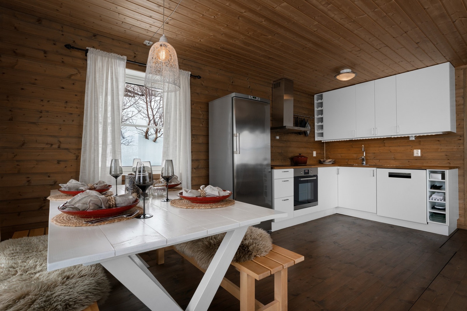 - Kjøkkenet har høyskap, benkeplate av heltre og stålkum - Galleribilde