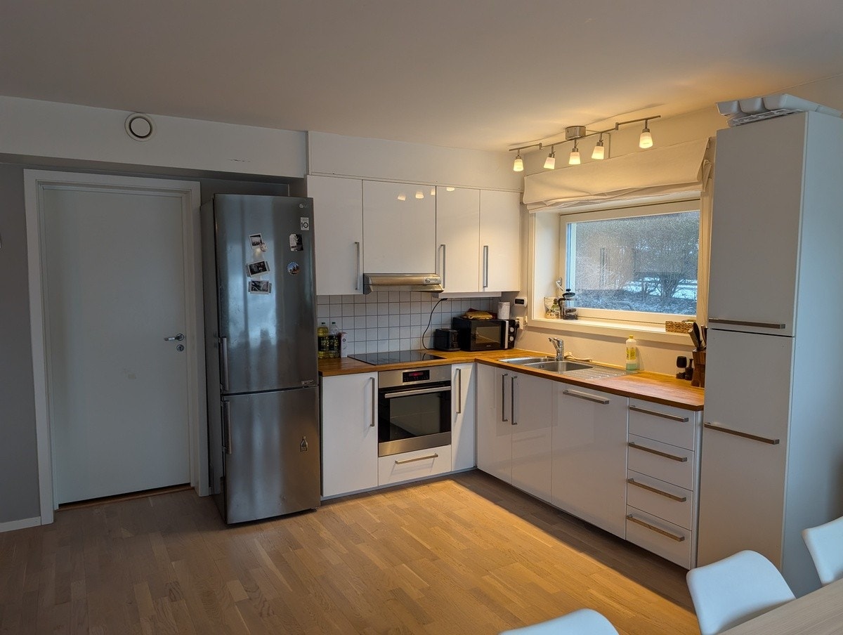 Fult utstyrt kjøkkenkrok Galleribilde