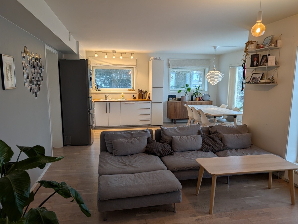 Åpen løsning med stue og kjøkken Galleribilde