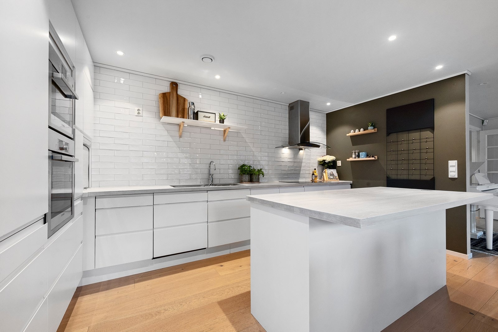 Stilrent og funksjonelt kjøkken fra Build med glatte fronter og heltre benkeplate. Galleribilde