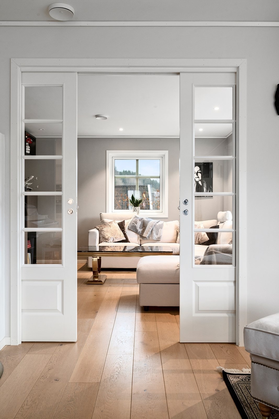 Tofløyet skyvedør inn til TV-stuen Galleribilde