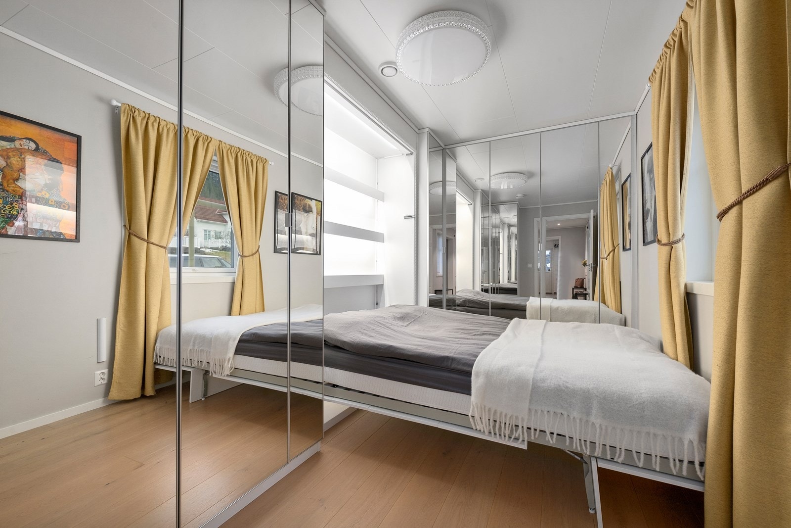 Soverommet i 1. etasje er innredet med IKEA Pax garderobe og skapseng Galleribilde