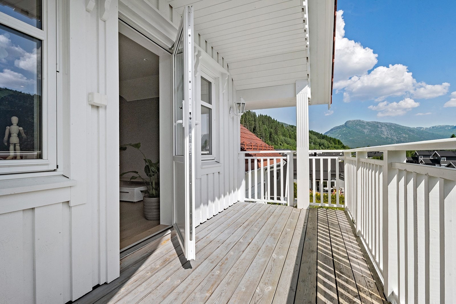 Fra loftstuen er det utgang til en hyggelig, overbygd altan på ca. 7 m². Galleribilde