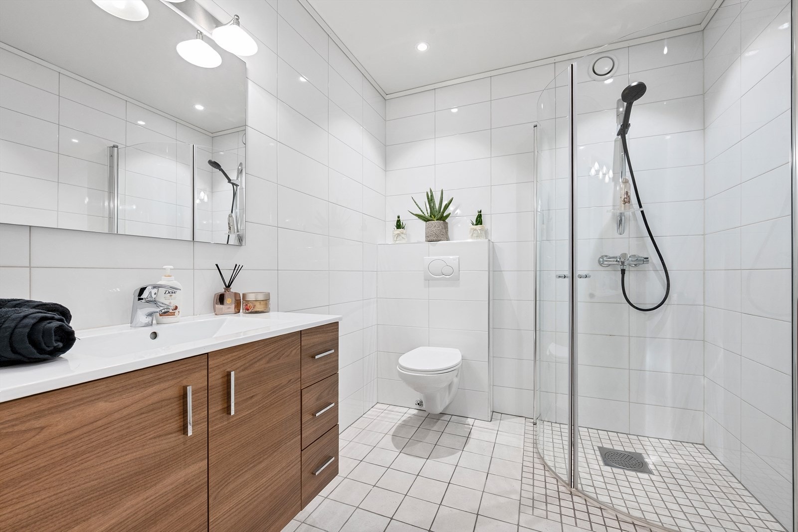 Badet i 1. etasje er helfliset med innfelte spotter i taket. Galleribilde