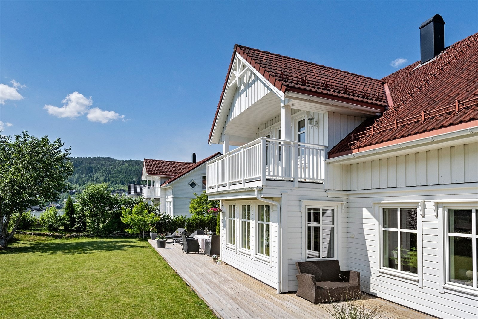 Tomten er flat og har et stort plenareal i front. Galleribilde