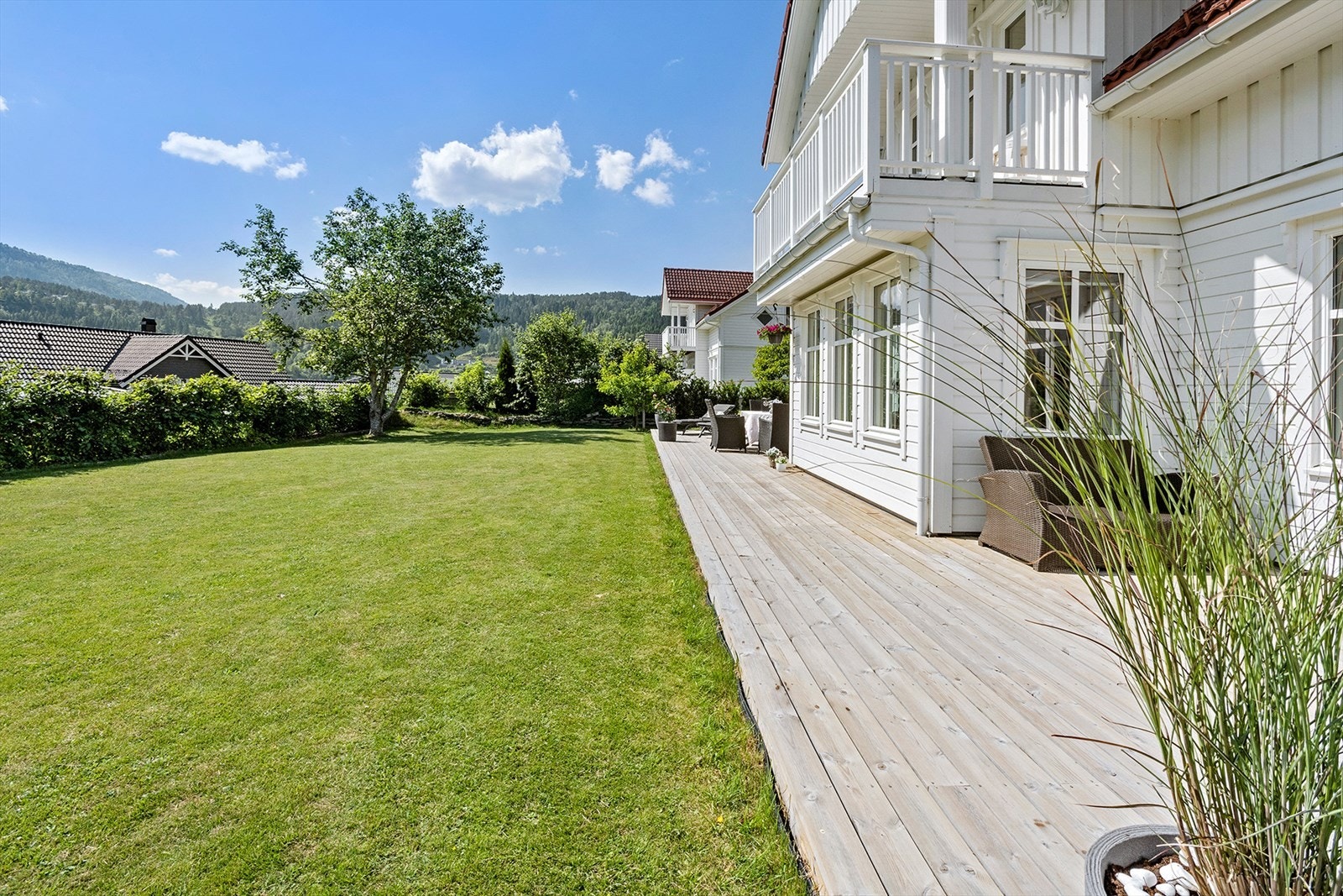 Hagen er omkranset av hekk og er beplantet med bl.a. plomme- og epletre. Galleribilde