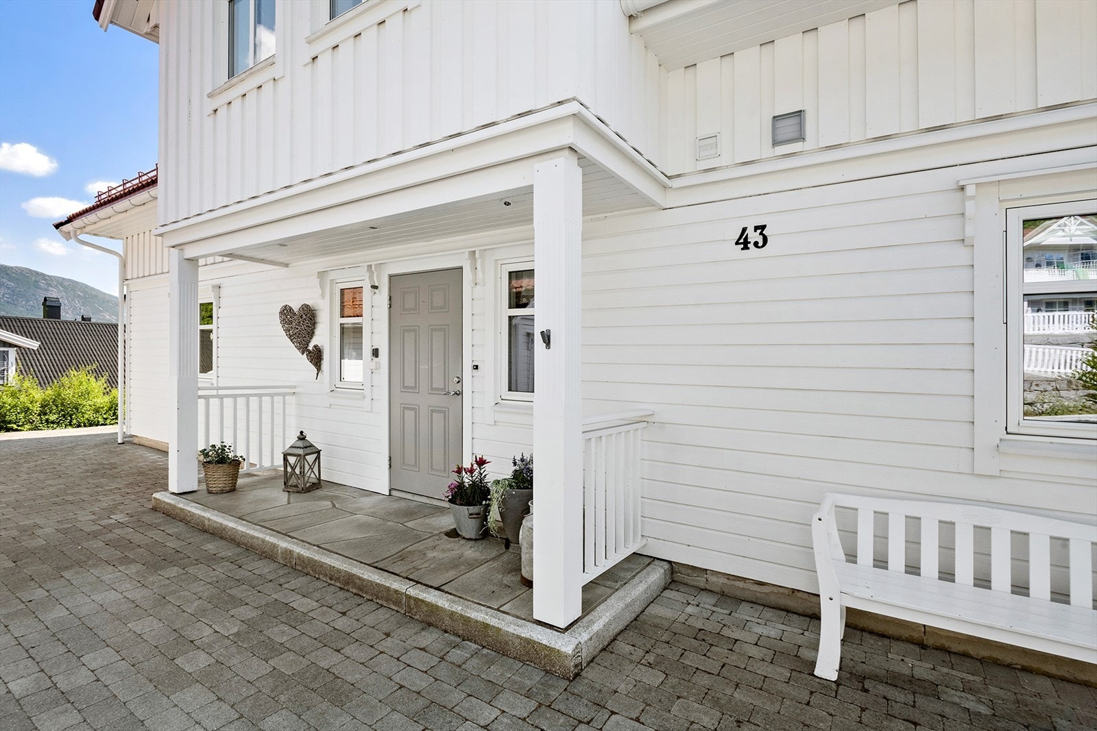 Inngangspartiet er pent opparbeidet med skiferheller og belegningsstein. Galleribilde