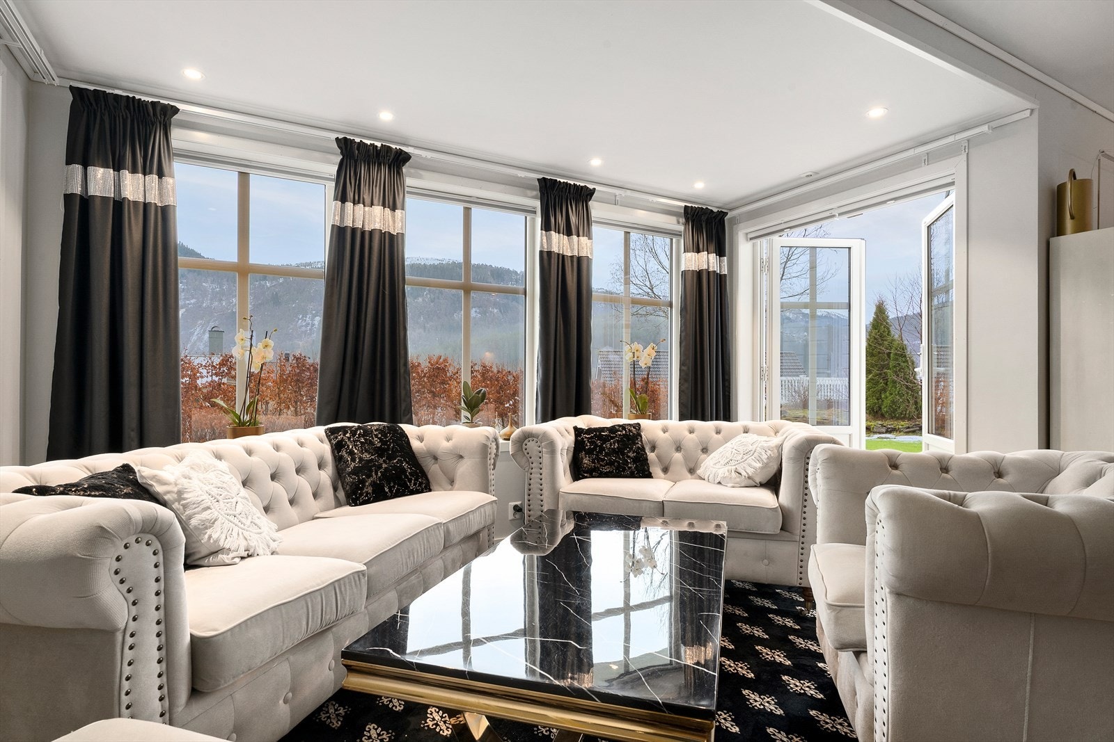 Fra oppholdsrommet er det direkte utgang til hagen og markterrassen i front. Galleribilde