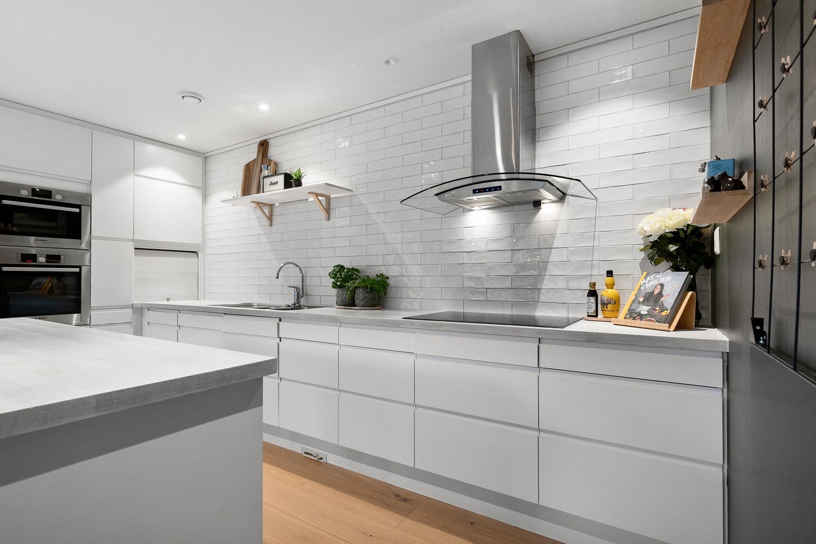 Hvitevarene er integrert i innredningen og består bl.a. dobbelt kjøle-/fryseskap, samt damp- og stekeovn i god arbeidshøyde. Galleribilde