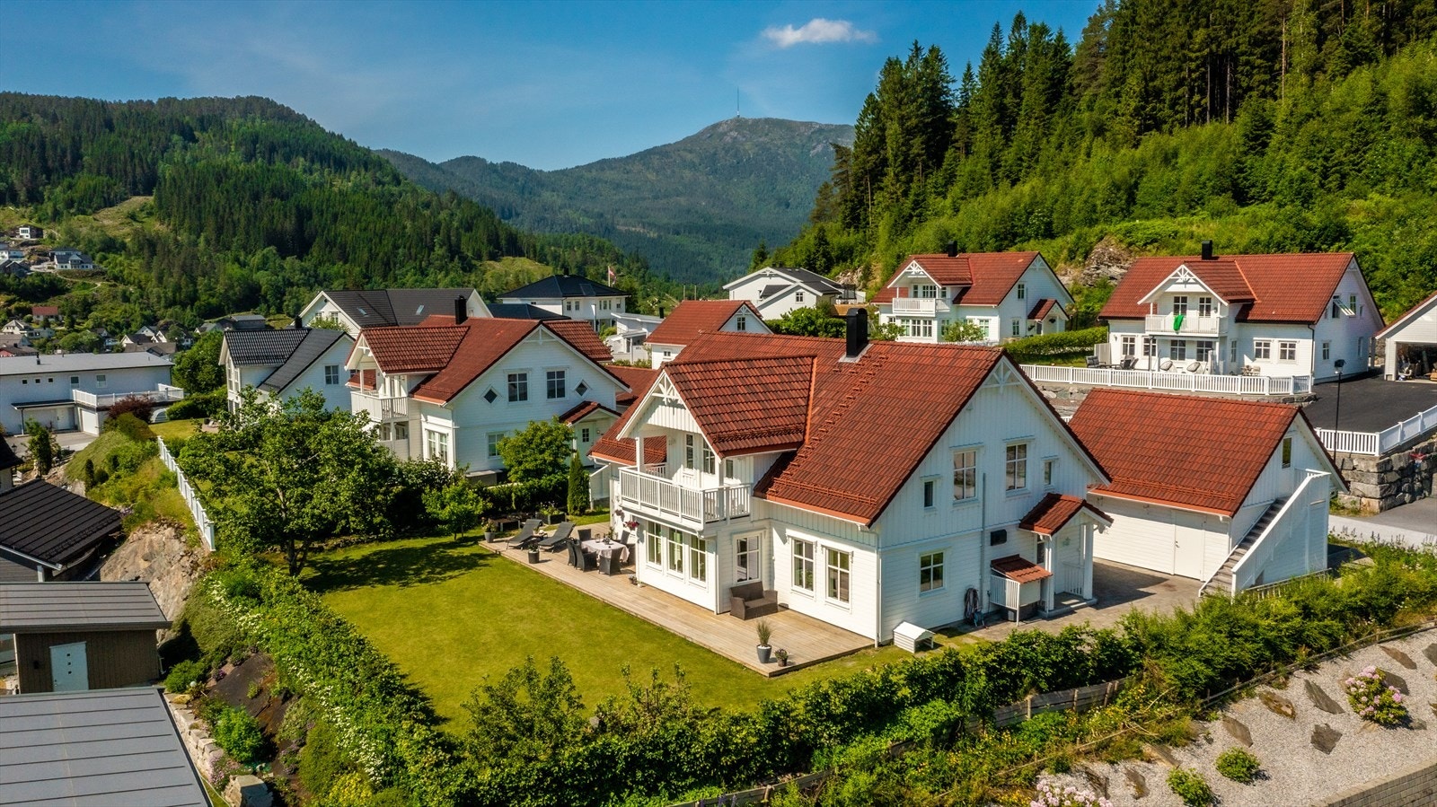 Boligen ligger på et høydedrag og kan skilte med gode sol- og utsiktsforhold. Galleribilde